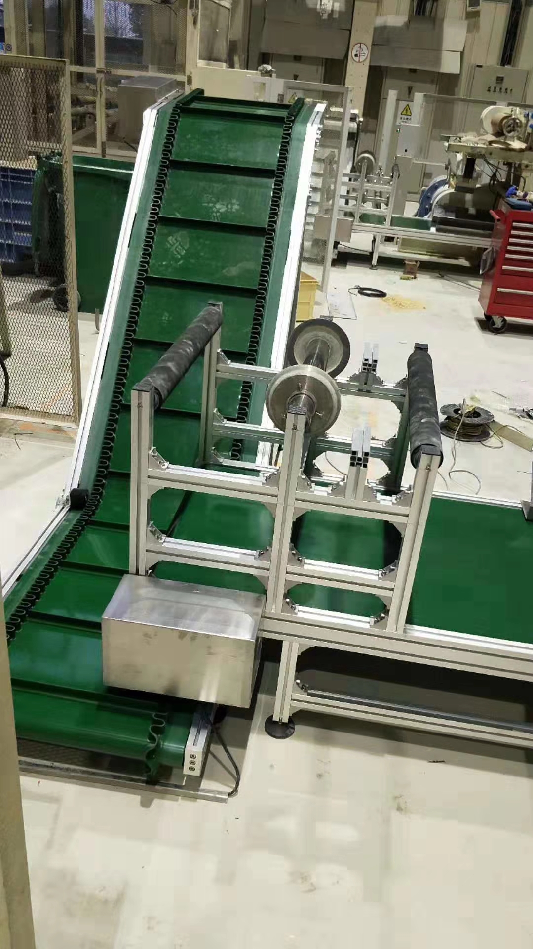 青島（dǎo）帶式輸送機.jpg